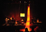 客席からステージへの道